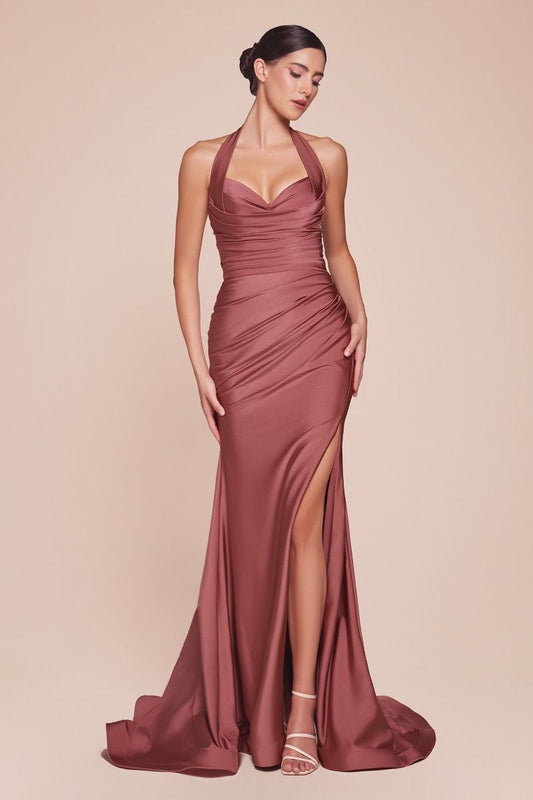 Vestido ajustado de satén elástico, con escote en forma de corazón halter y cintura fruncida con abertura en pierna