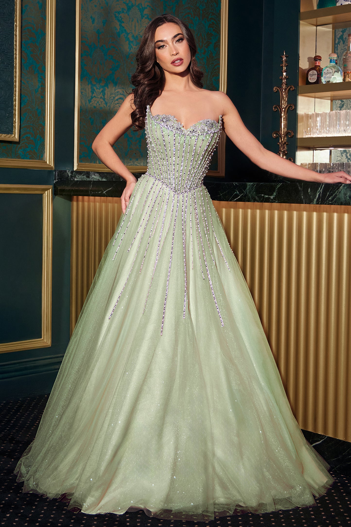 Deslumbrante vestido de fiesta sin tirantes, con un escote adornado con cuentas y llamativos adornos lineales de cristal, falda de tul en capas con purpurina flocada