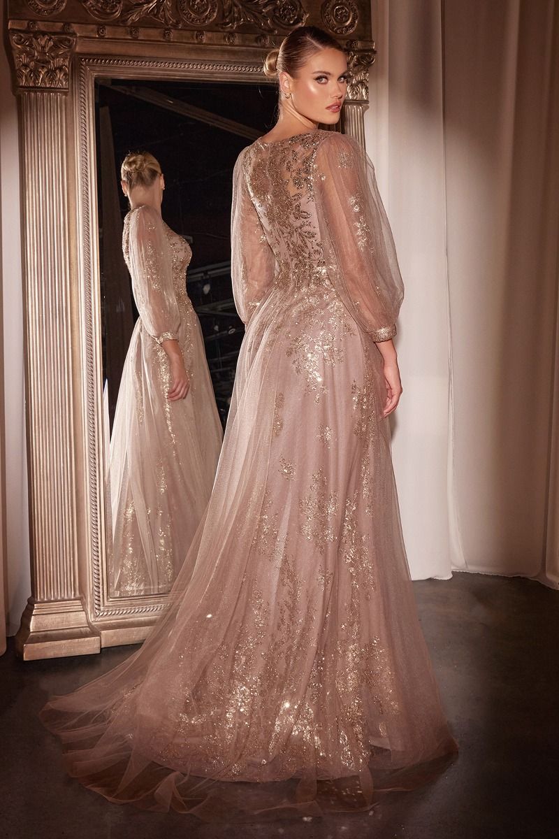 Diseño para una elegancia atemporal, este vestido de corte A presenta un profundo escote en V combinado con mangas obispo de tres cuartos para darle un toque refinado