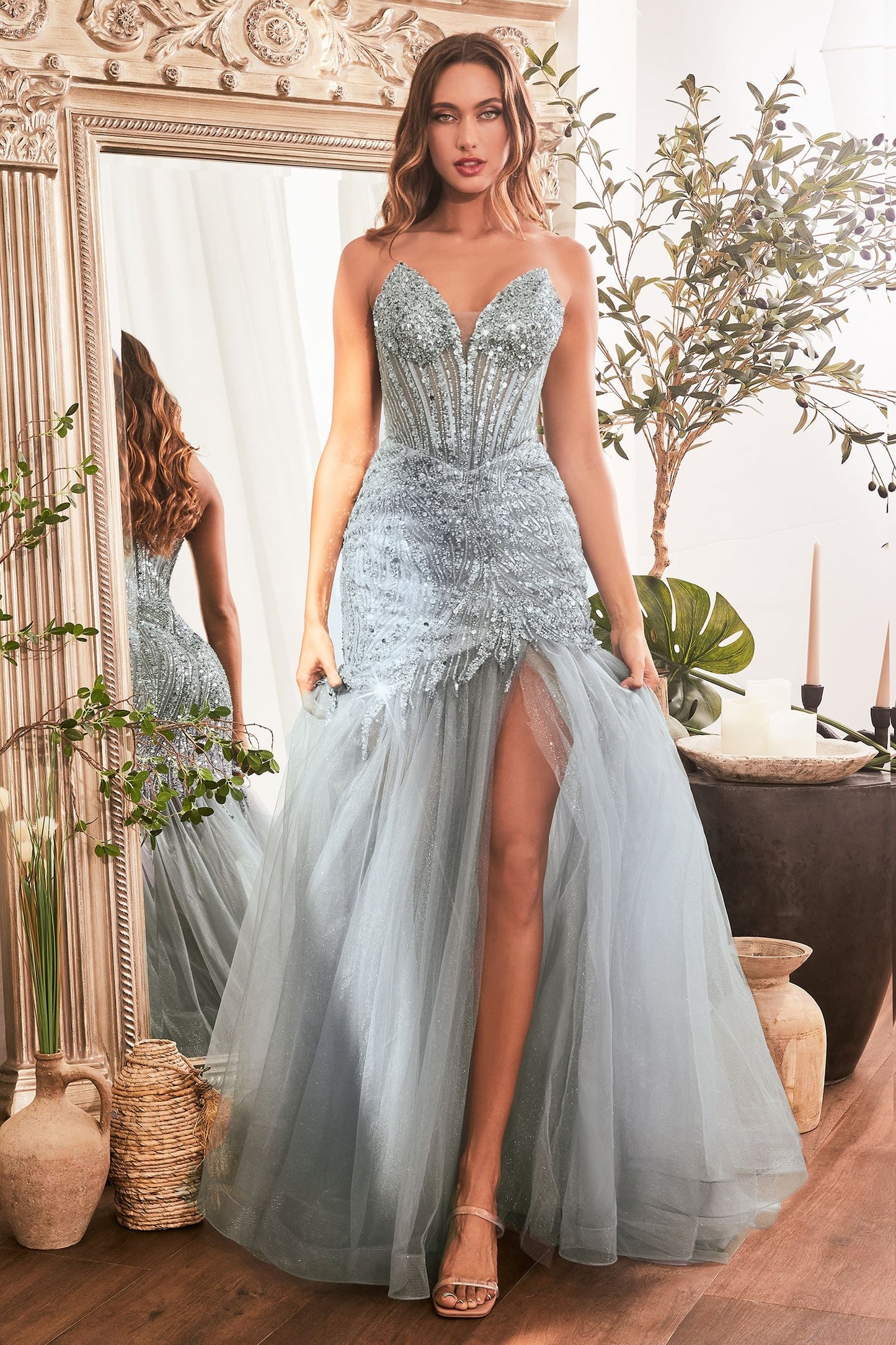 Vestido de lentejuelas sin tirantes con copas de busto puntiagudas y una elegante falda de sirena acampanada