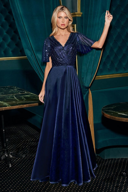 Vestido corte A con un corpiño brillante con cuentas, un favorecedor escote en V y suaves mangas con vuelo, fluida falda de satén