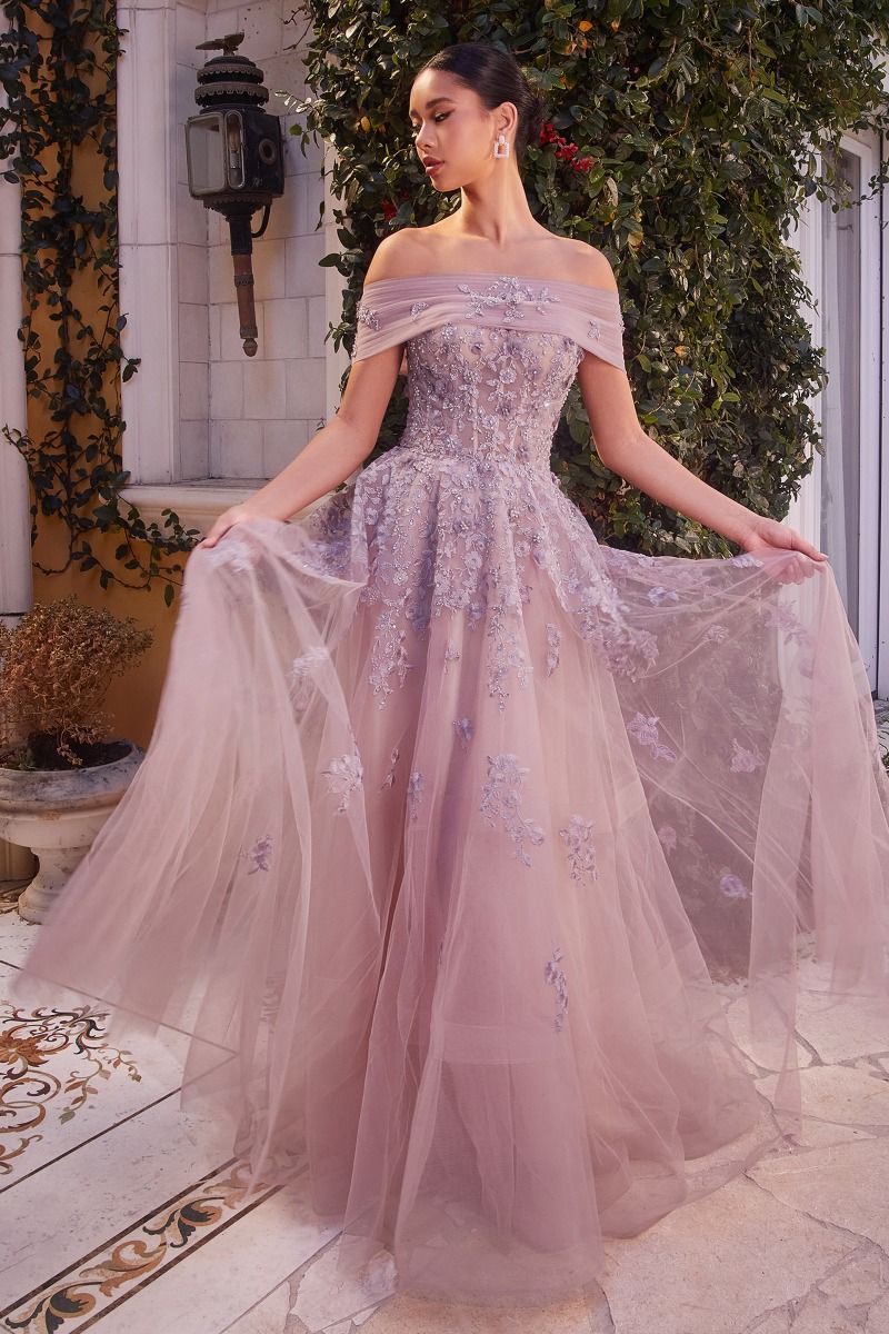 Encantador vestido de tul sin tirantes , corpiño adornado con intrincados apliques de encaje floral y fajín extraible en hombro