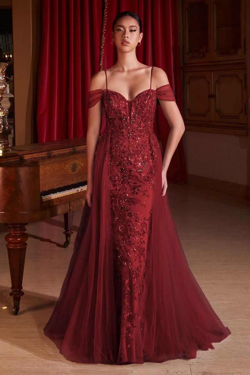 Vestido de encaje entallado con tirantes de tul que caen sobre los hombros con sobre falda de tul en capas , que envuelve los lados de la cintura y corset con cordones