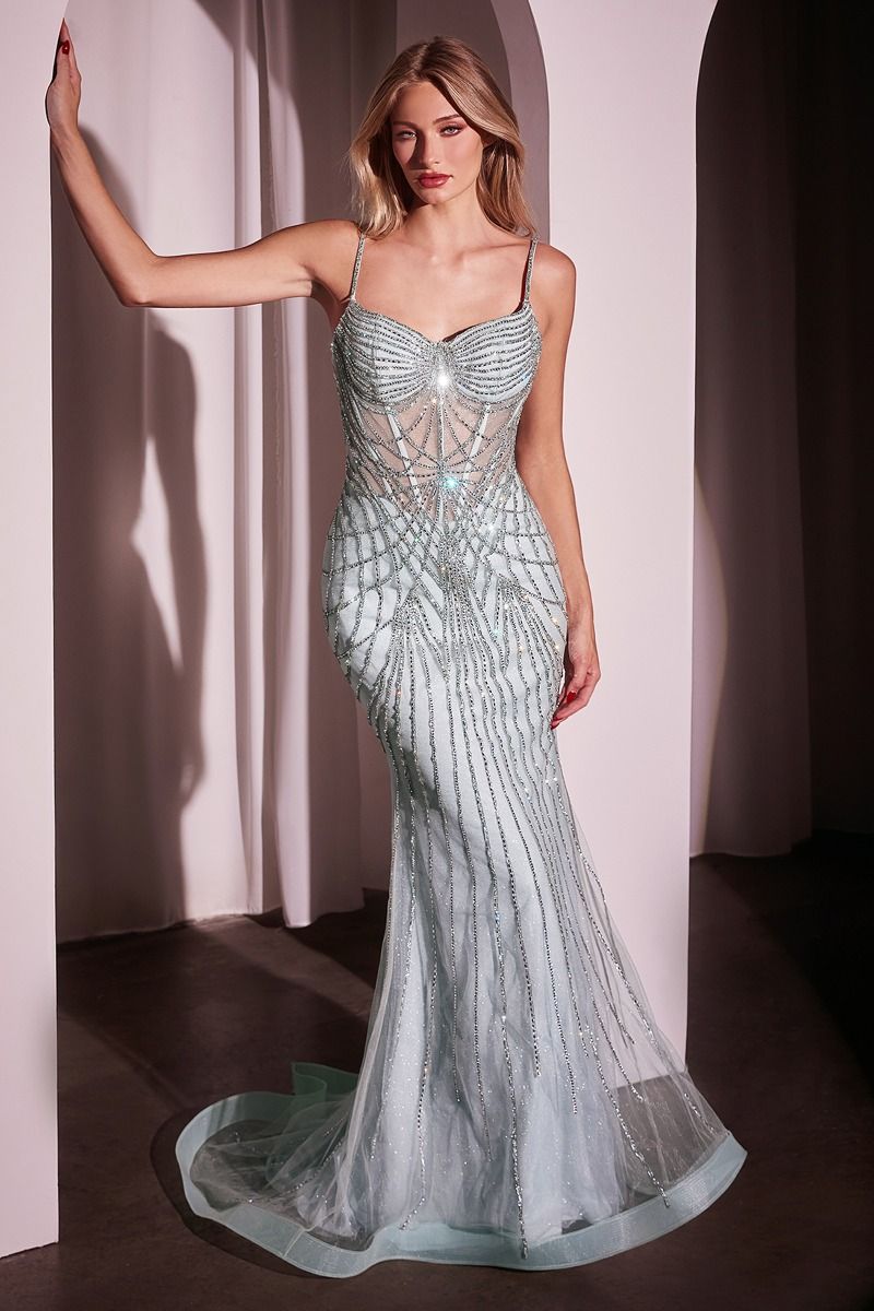 Vestido entallado con un estilo favorecedor y elegante presenta un impresionante escote corazón y delicados tirantes finos, complementados con un corpiño transparente adornado con un motivo lineal de cuentas