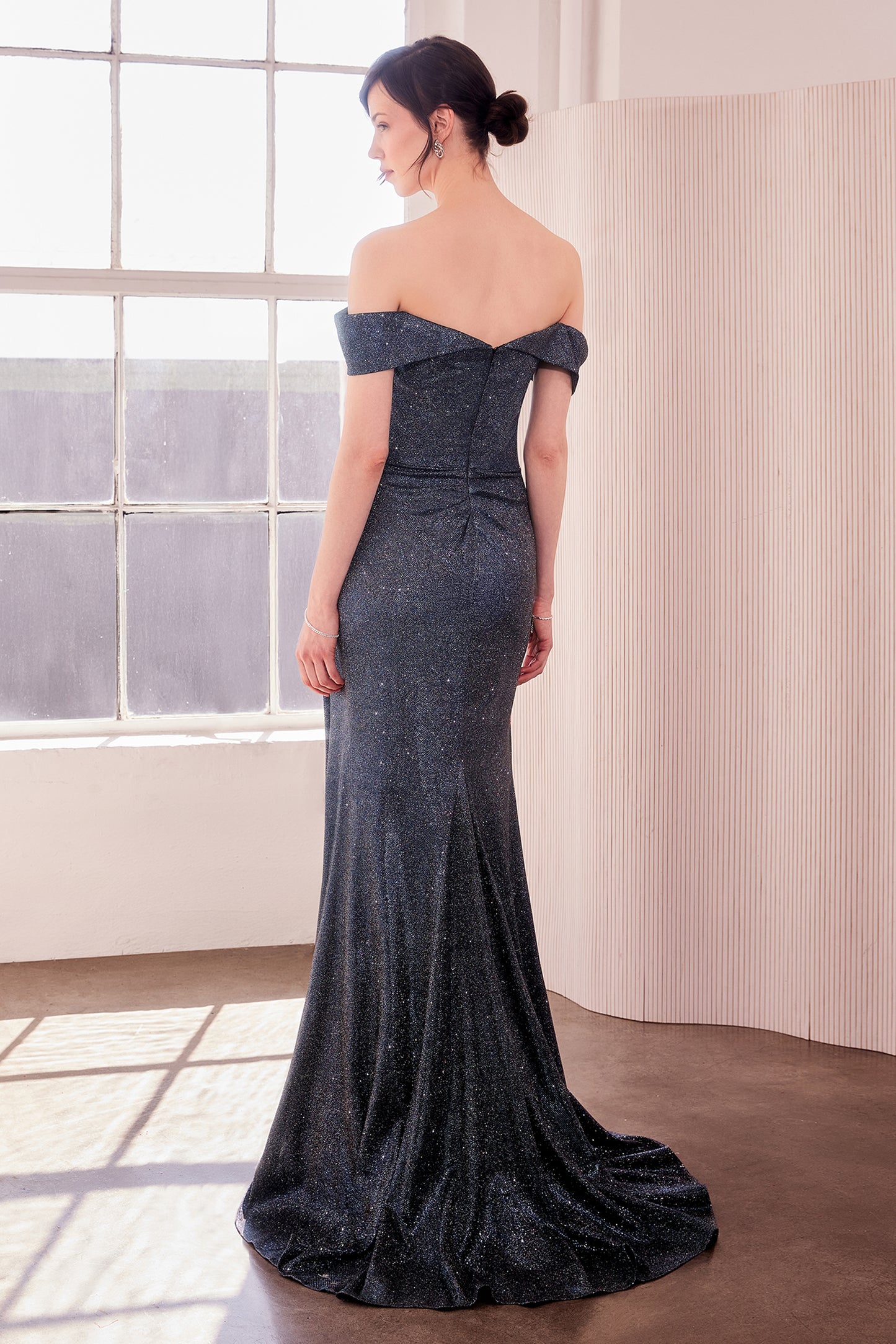 Sofisticado vestido de noche con escote V , confeccionado con tela tipo glitter y cintura fruncida con abertura en pierna