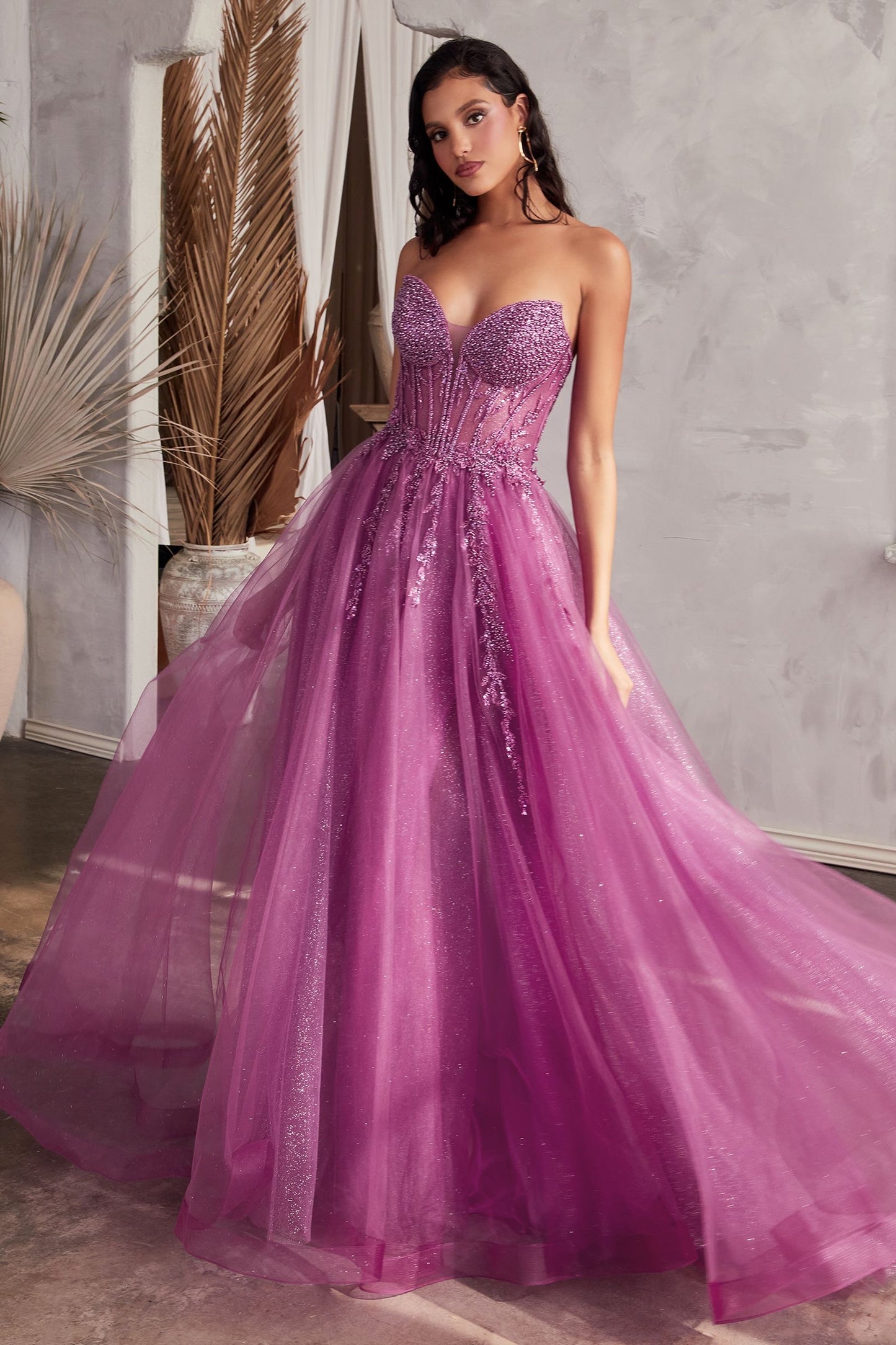 Elegante y glamoroso vestido de gala presenta un corpiño adornado con cuentas de pedrería y una fabulosa falda de tul brillante en capas