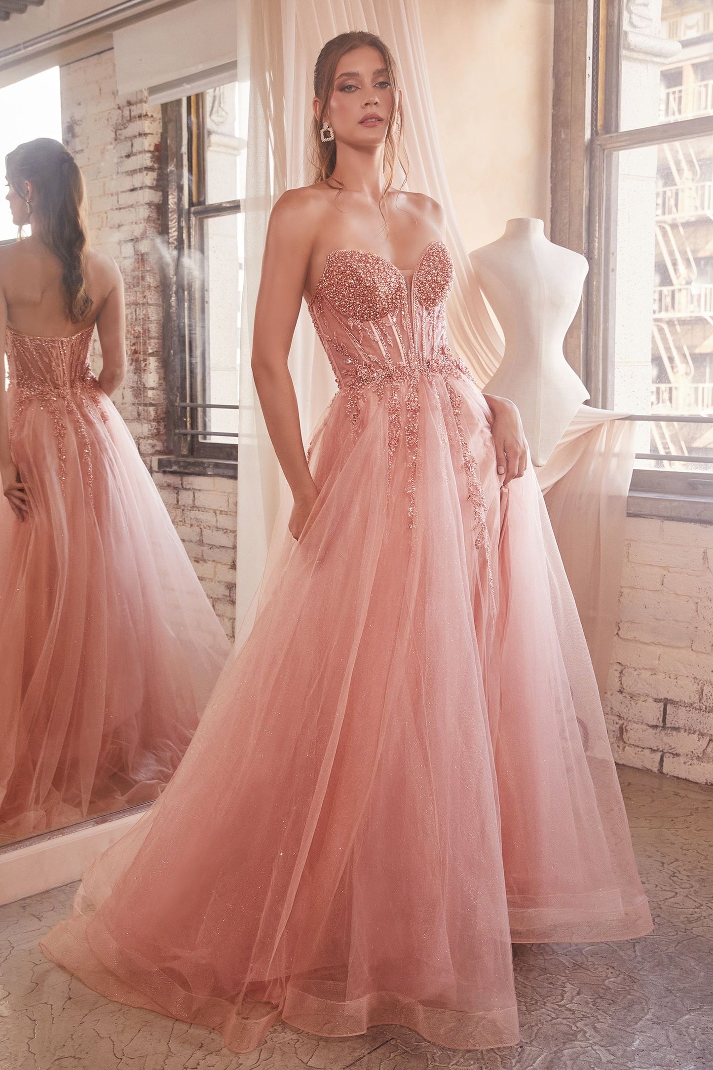 Elegante y glamoroso vestido de gala presenta un corpiño adornado con cuentas de pedrería y una fabulosa falda de tul brillante en capas