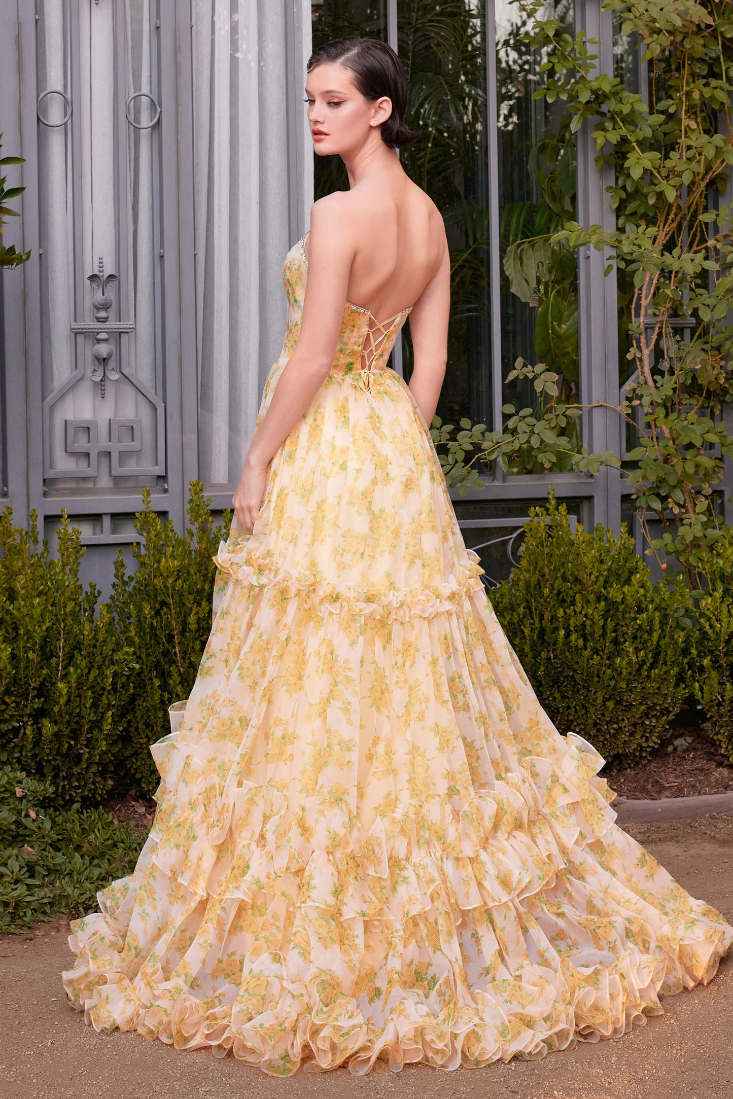 Encantador vestido de fiesta de organza con estampado floral amarillo con mangas abullonadas removibles y una espectacular falda con volantes en capas