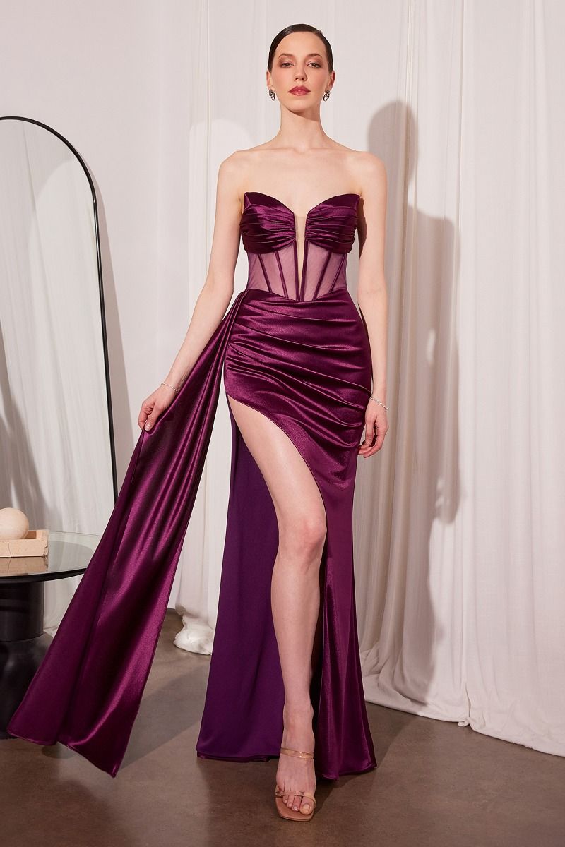Vestido de fiesta con su lujoso tejido satinado y su favorecedor diseño ajustado, el corpiño transparente con delicados adornos
