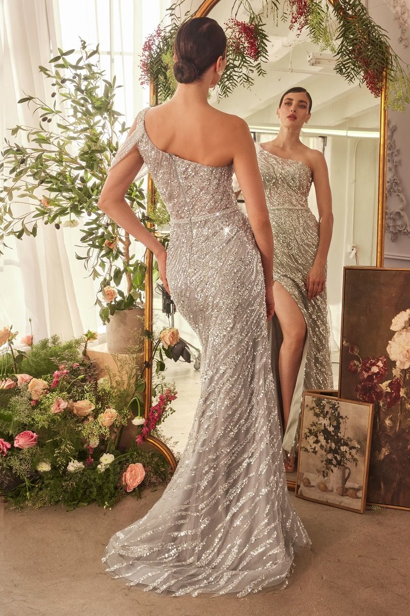 vestido ajustado presenta un escote asimétrico con un elegante diseño con hombros descubiertos y una manga larga tipo capa, confeccionado con tul de pedrería