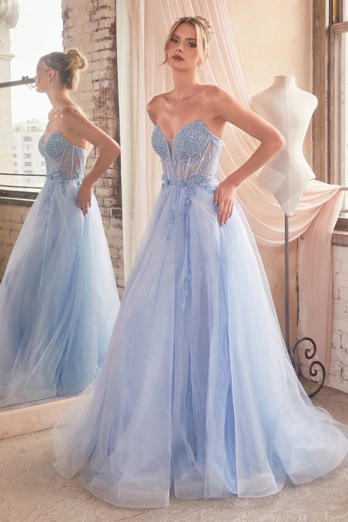 Elegante y glamoroso vestido de gala presenta un corpiño adornado con cuentas de pedrería y una fabulosa falda de tul brillante en capas