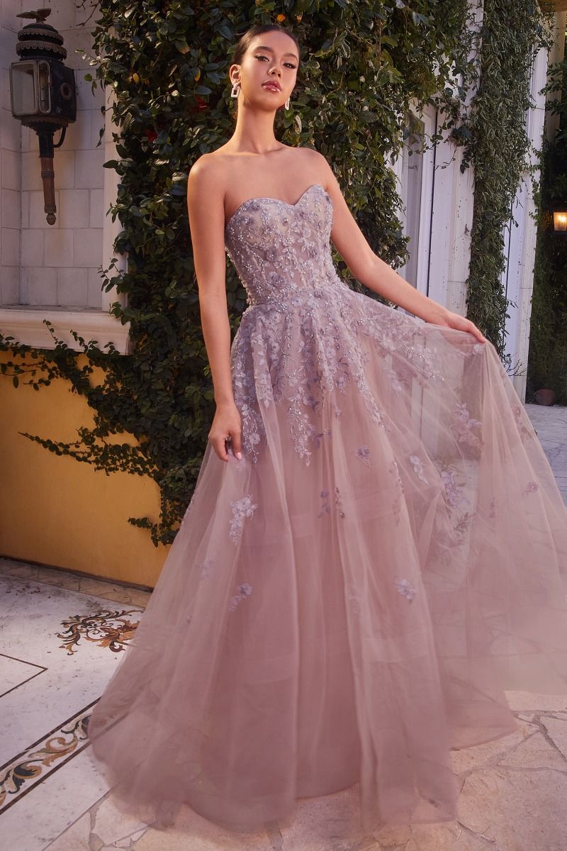 Encantador vestido de tul sin tirantes , corpiño adornado con intrincados apliques de encaje floral y fajín extraible en hombro
