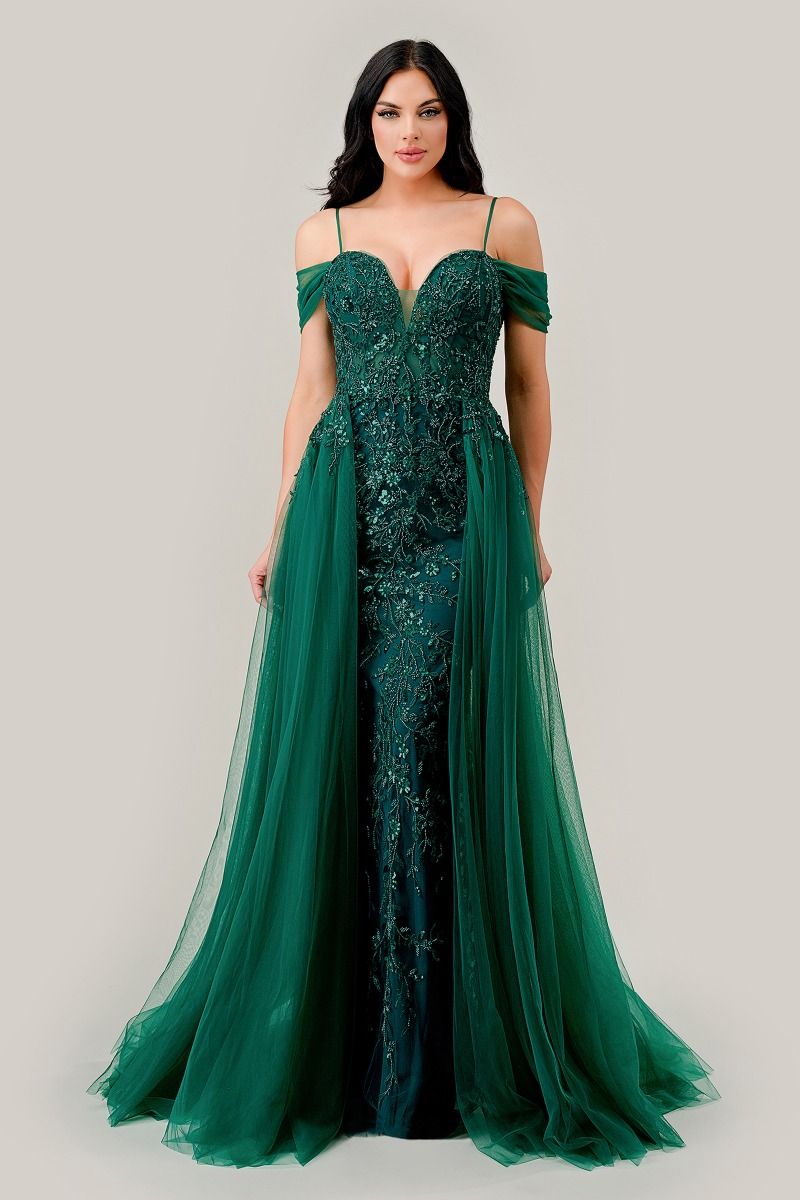 Vestido de encaje entallado con tirantes de tul que caen sobre los hombros con sobre falda de tul en capas , que envuelve los lados de la cintura y corset con cordones