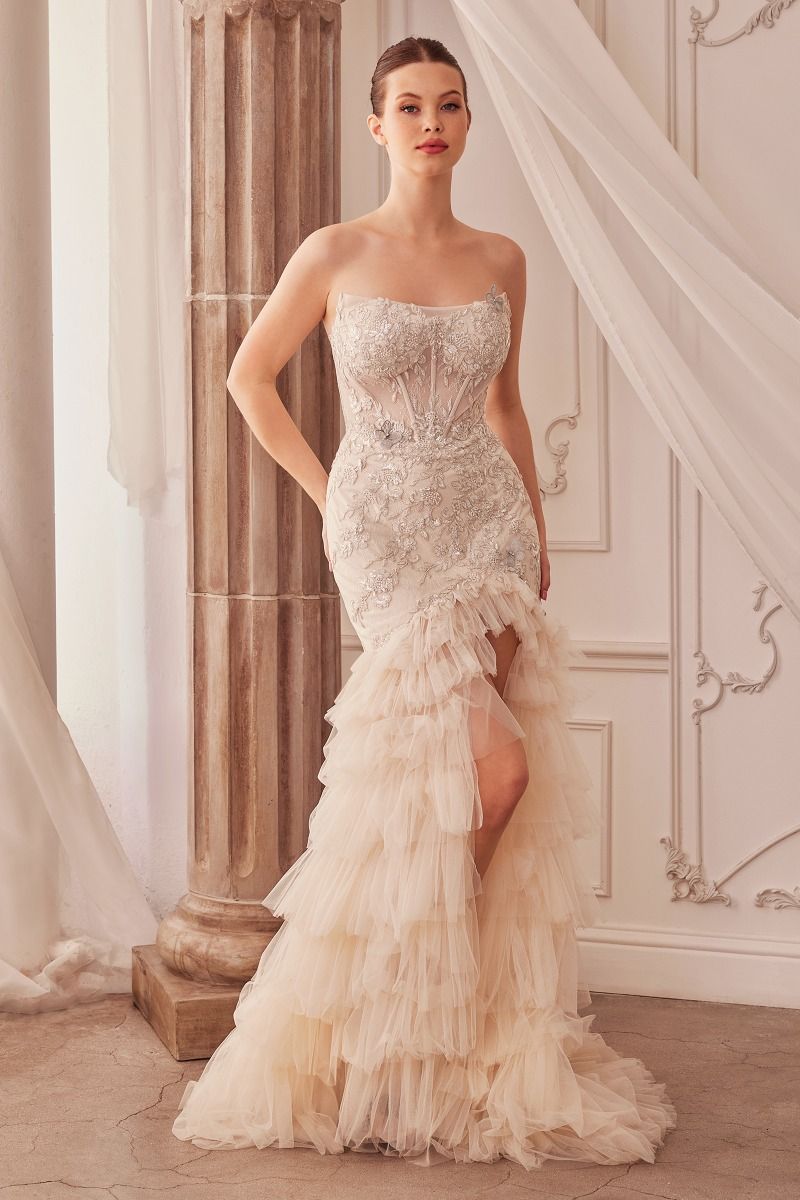 Sofisticado vestido sirena ajustado sin tirantes con aplicación adornada de encaje ,escote recto y falda con volantes
