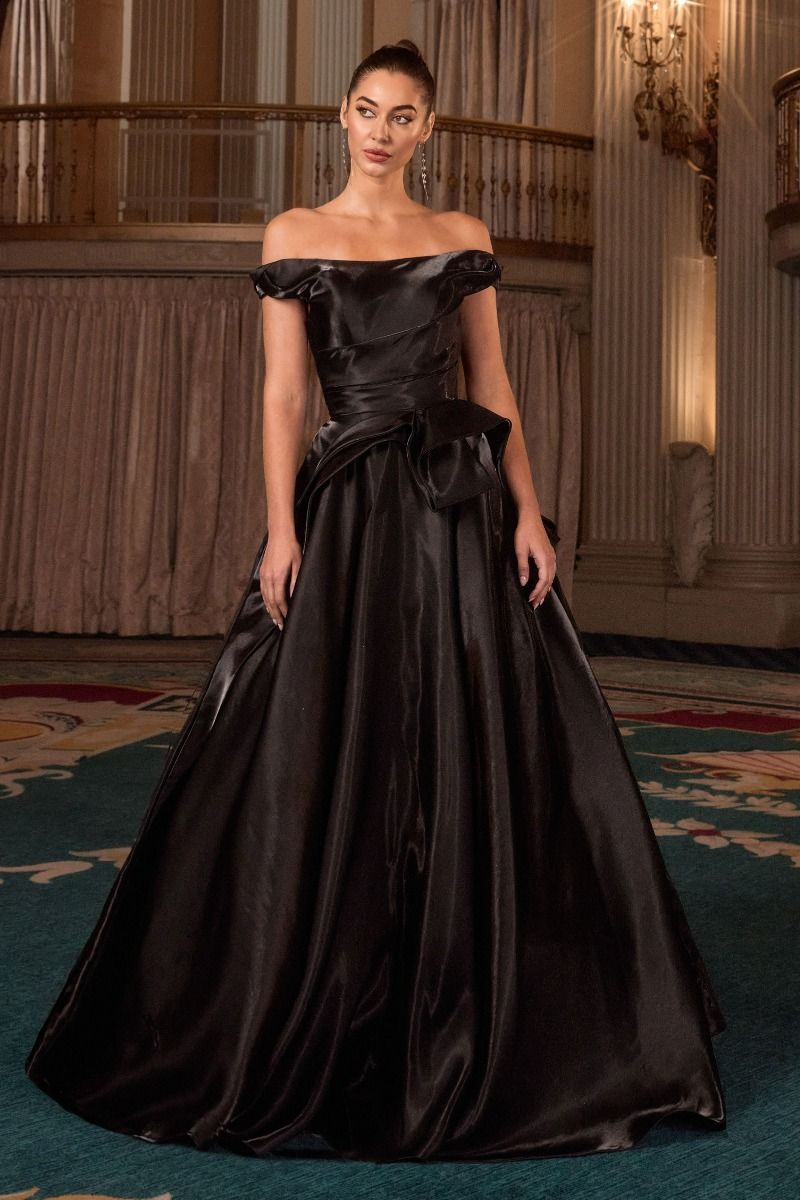 impresionante vestido de gala presenta un escote con hombros descubiertos y una cintura plisada ,confeccionado en organza líquida en capas, la voluminosa falda fluye con gracia y un brillo etéreo