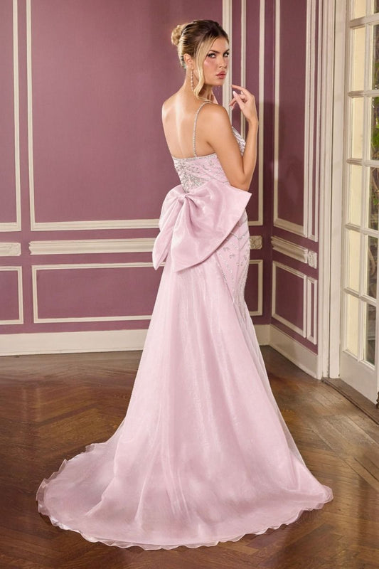 glamuroso vestido presenta una elegante silueta ajustada adornada con radiantes bordados dispuestos en líneas esculturales y fluidas y una espectacular cola con un lazo extragrande