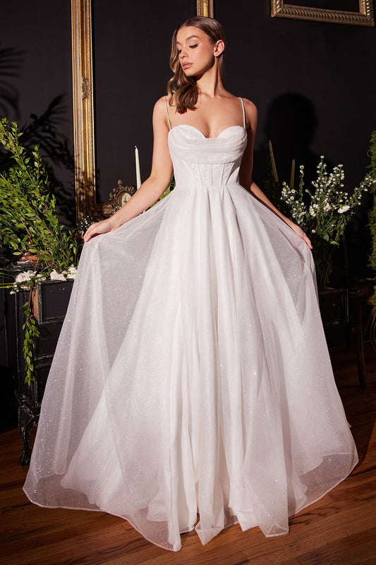 Romántico vestido de novia confeccionado con una magnífica tela de purpurina color blanquecino con un escote corazón plisado, así como una espalda tipo corsé con cordones