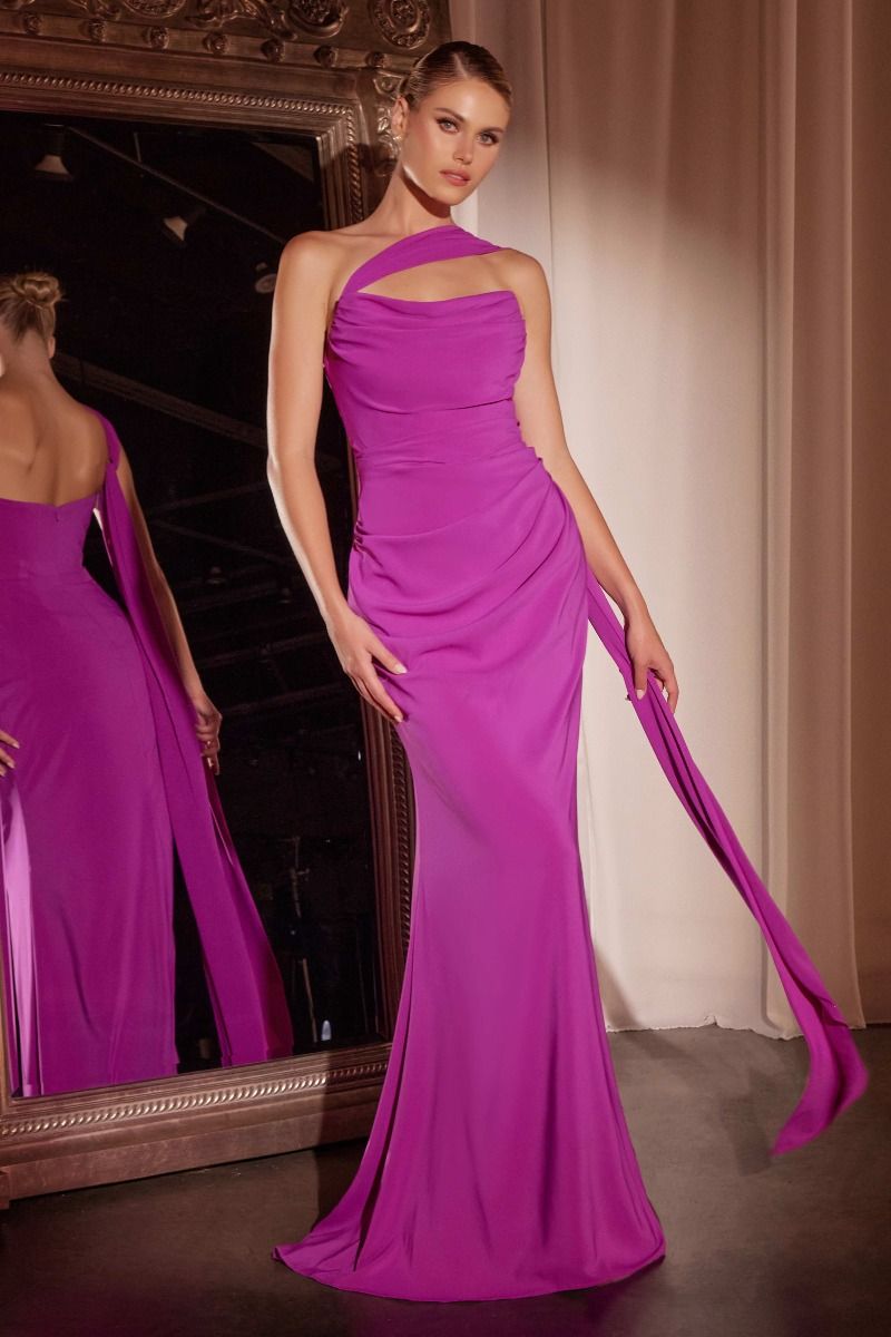 Vestido ajustado sin tirantes presenta un escote redondo y un corpiño fruncido, con elegantes lazos de transición bajo el brazo,confeccionado en suave gasa