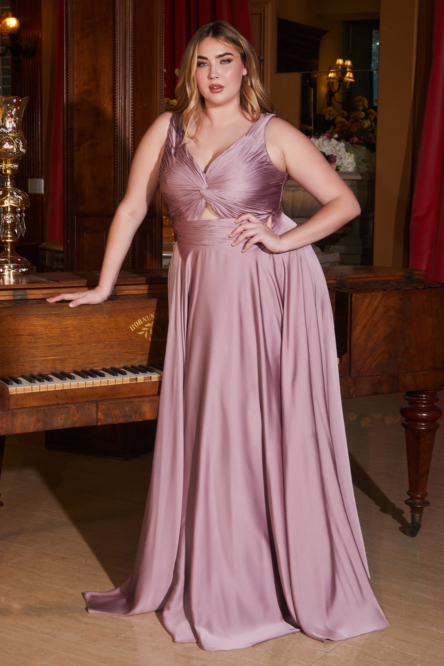 Lujoso vestido satin con banda fruncida en la cintura y corpiño en forma de herradura