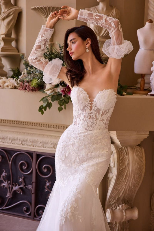 Vestido de novia corte sirena y sin tirantes presenta un pronunciado escote corazón con aplicaciones de encaje floral con unos guantes largos a juego y extraíbles