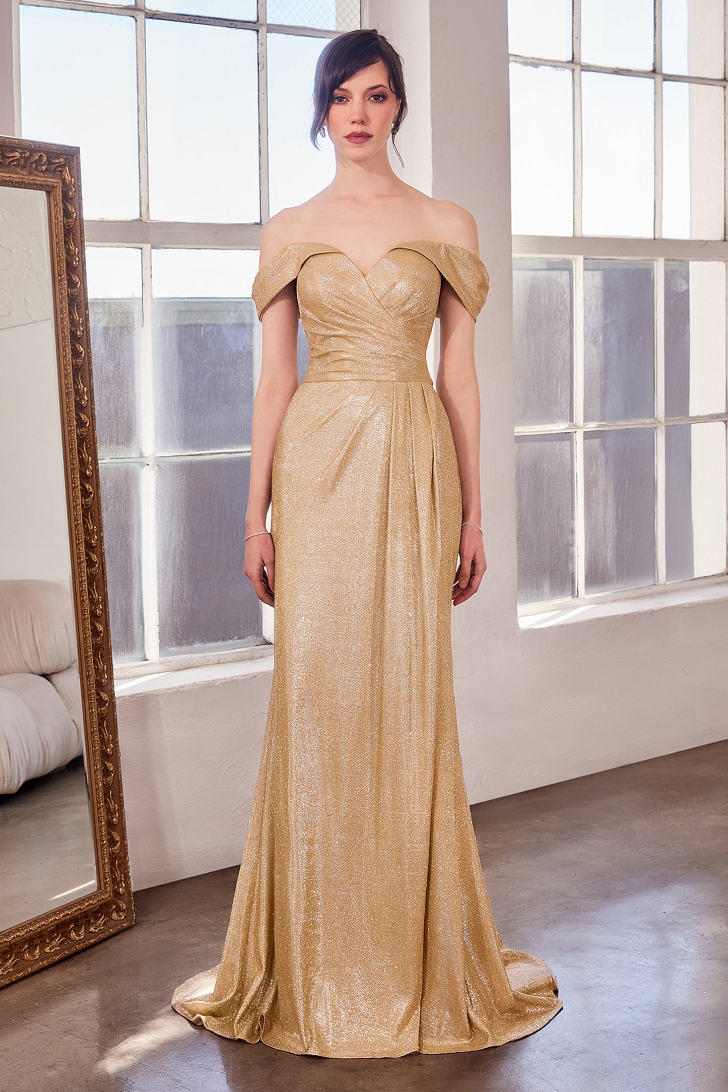 Sofisticado vestido de noche con escote V , confeccionado con tela tipo glitter y cintura fruncida con abertura en pierna