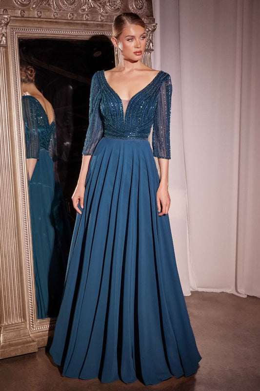 Reluciente vestido de corte A con un profundo escote en V y mangas largas , corpiño con intrincadas cuentas y una falda de gasa fluida