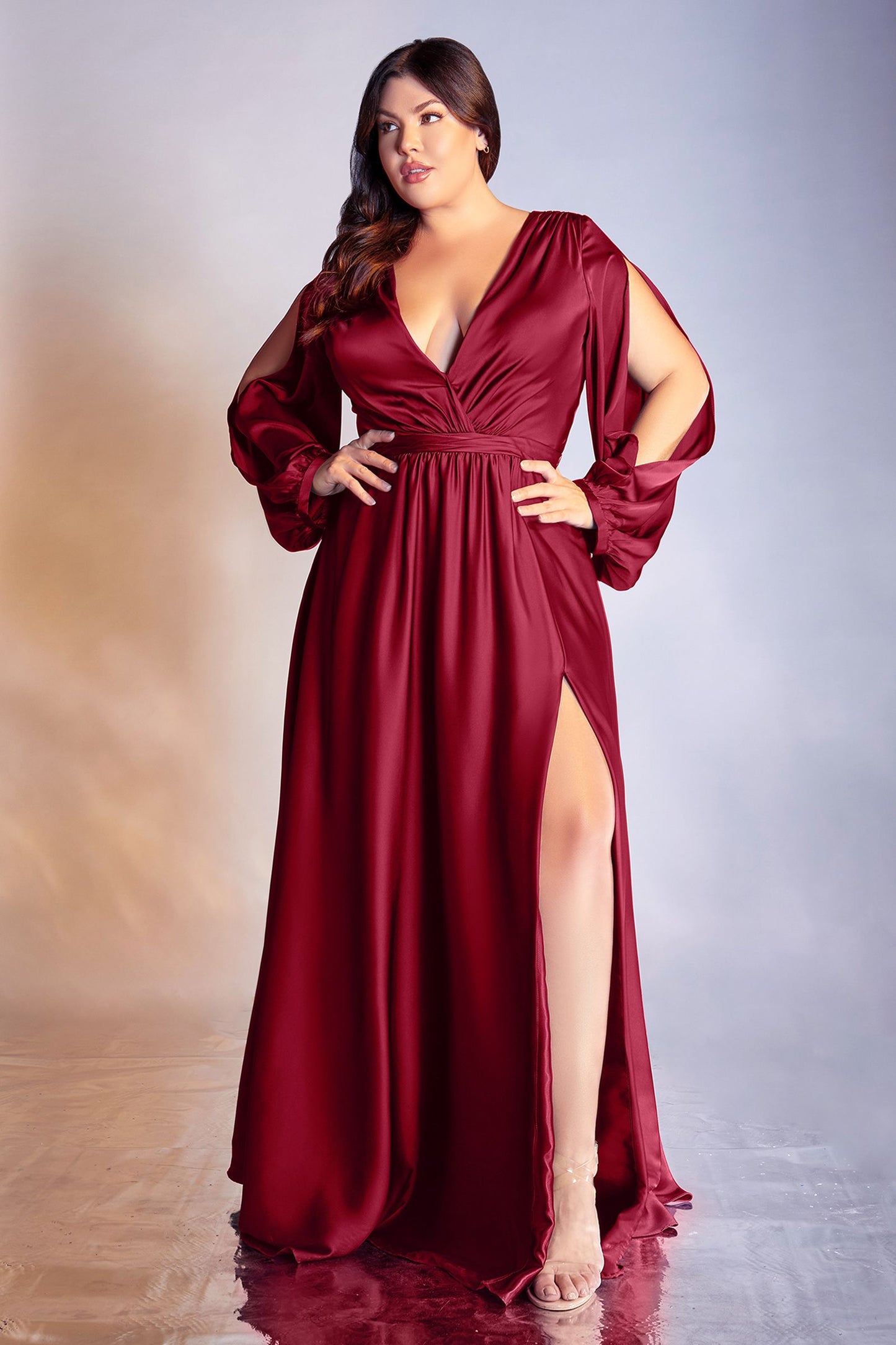 Vestido de satín suave presenta unas románticas mangas tipo blusón divididas y un corpiño plisado efecto cruzado