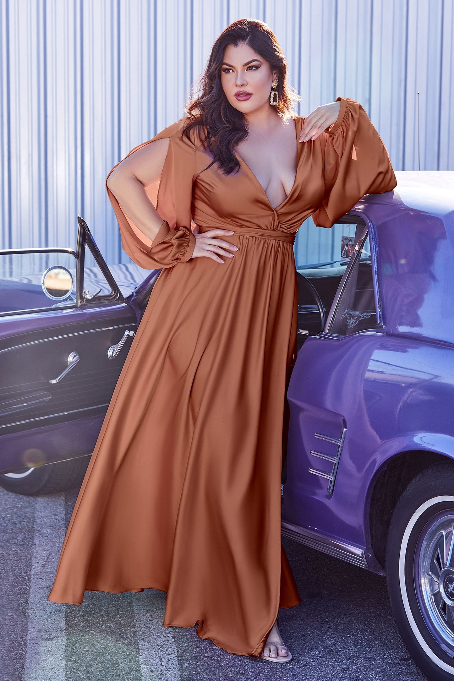 Vestido de satín suave presenta unas románticas mangas tipo blusón divididas y un corpiño plisado efecto cruzado
