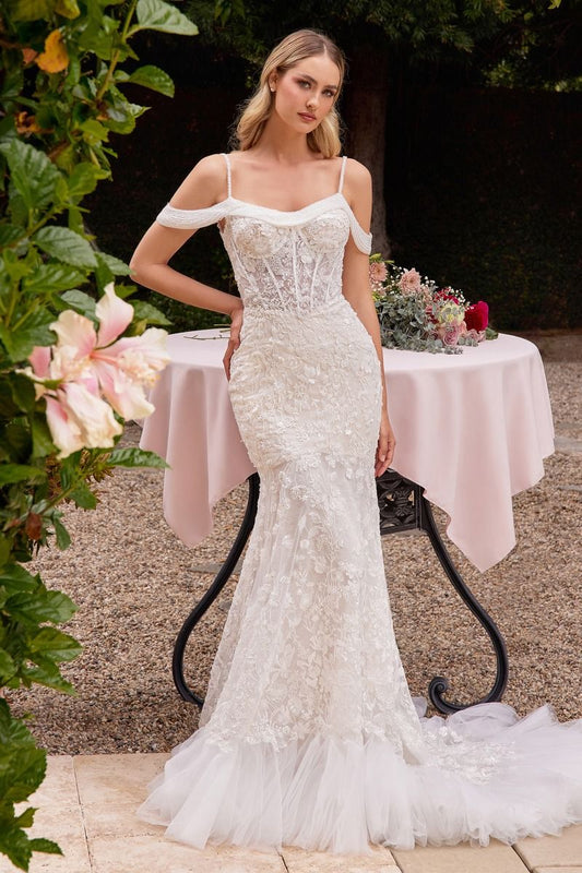 Vestido de novia con vuelo y encaje adornado con delicados tirantes de pedrería fuera de los hombros, espalda en V y un amplio borde de tul fruncido alrededor del dobladillo