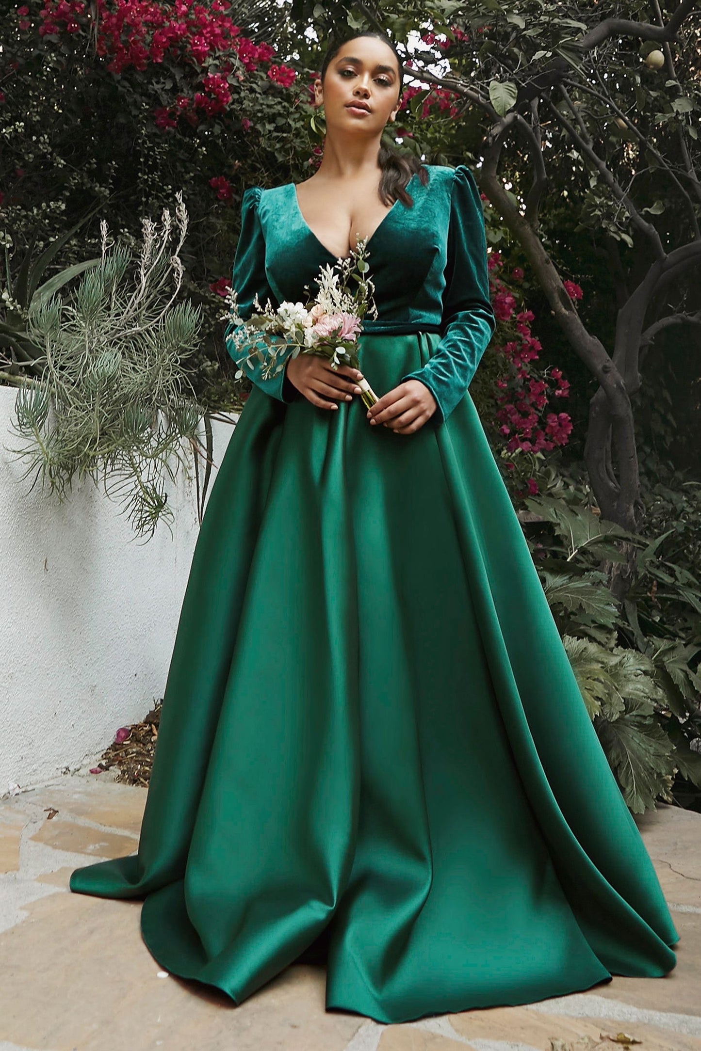 Vestido de manga larga con escote V de terciopelo y falda ampona de Razo