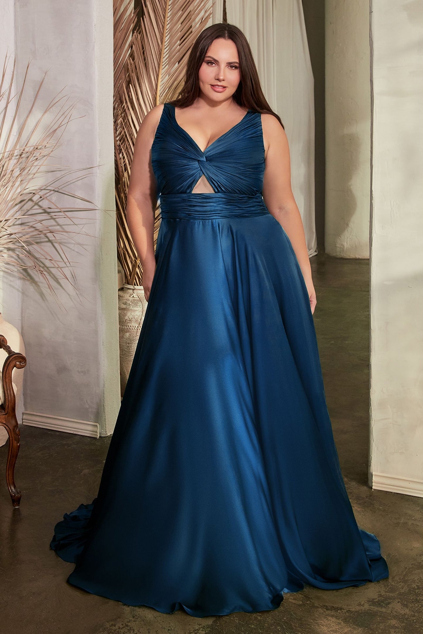 Lujoso vestido satin con banda fruncida en la cintura y corpiño en forma de herradura