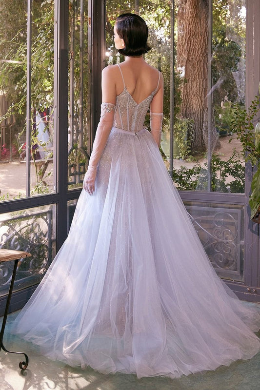 Elegante vestido ajustado de pedrería, que presenta un escote redondo, delicados tirantes finos y un corpiño transparente, sobrefalda de tul en capas y con guantes