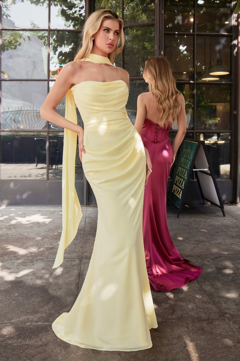 Vestido ajustado sin tirantes presenta un escote redondo y un corpiño fruncido, con elegantes lazos de transición bajo el brazo,confeccionado en suave gasa