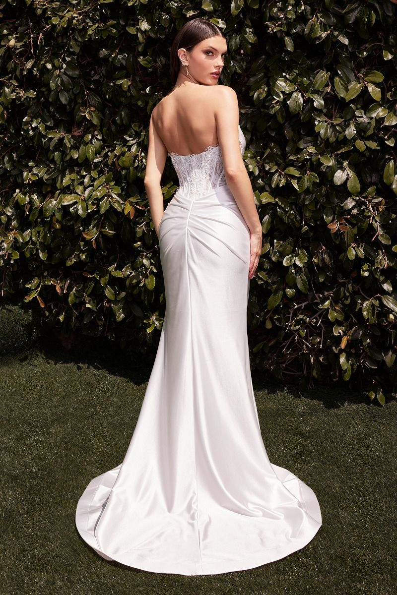 Elegante vestido de novia con escote corazón con delicados detalles de encaje y un busto de satén plisado con un cierre de corsé en la espalda para un ajuste perfecto