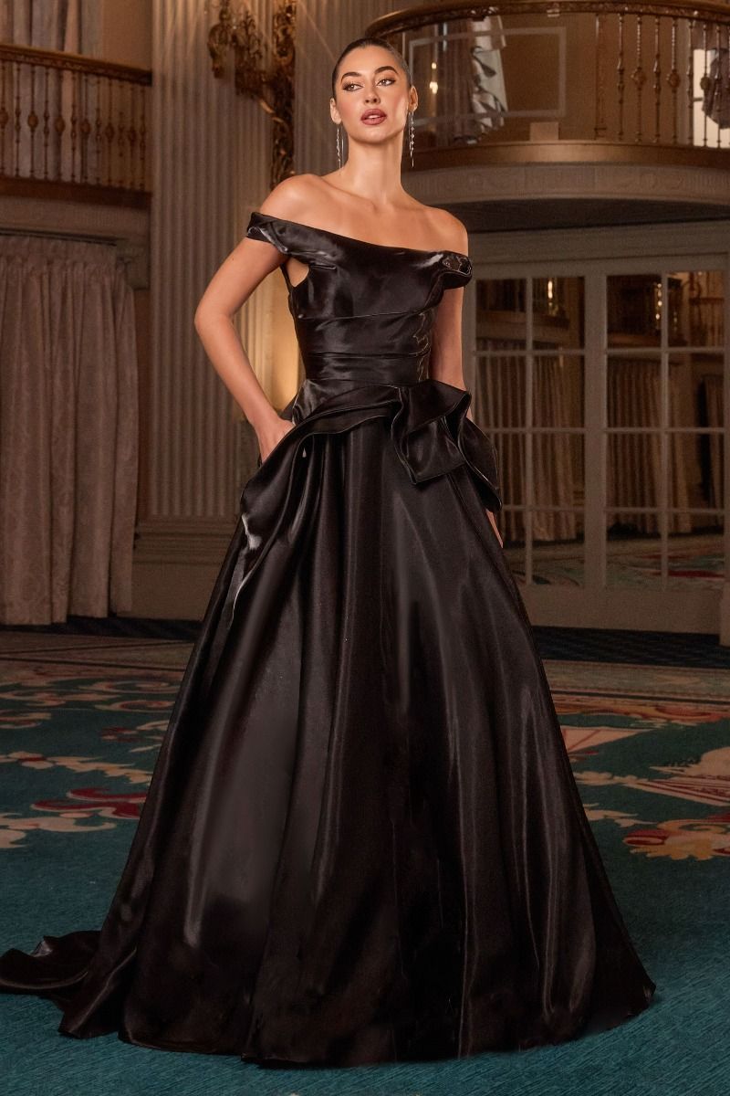 impresionante vestido de gala presenta un escote con hombros descubiertos y una cintura plisada ,confeccionado en organza líquida en capas, la voluminosa falda fluye con gracia y un brillo etéreo