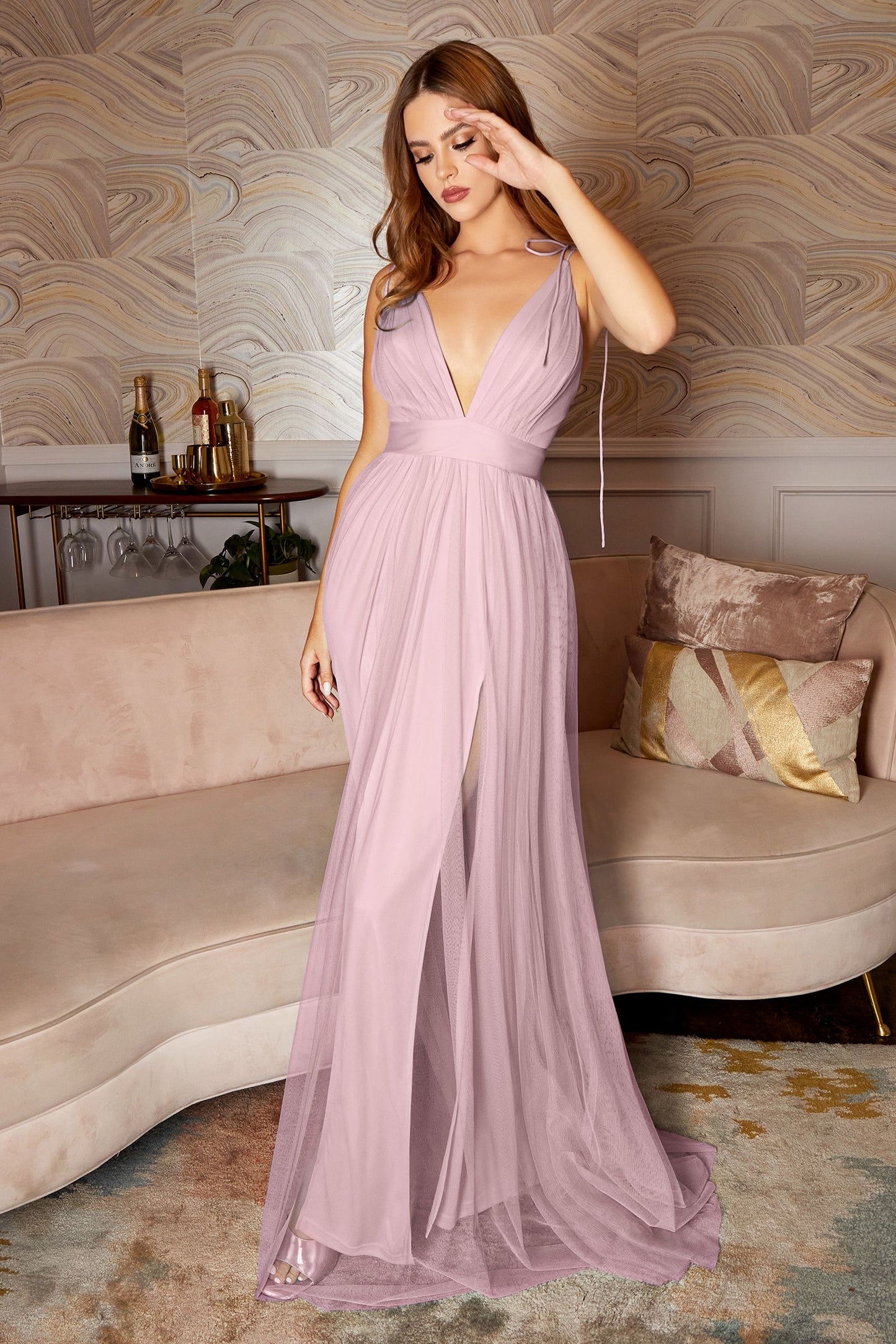 Vestido de escote V con atractivo corte de pierna doble y tirantes ajustables