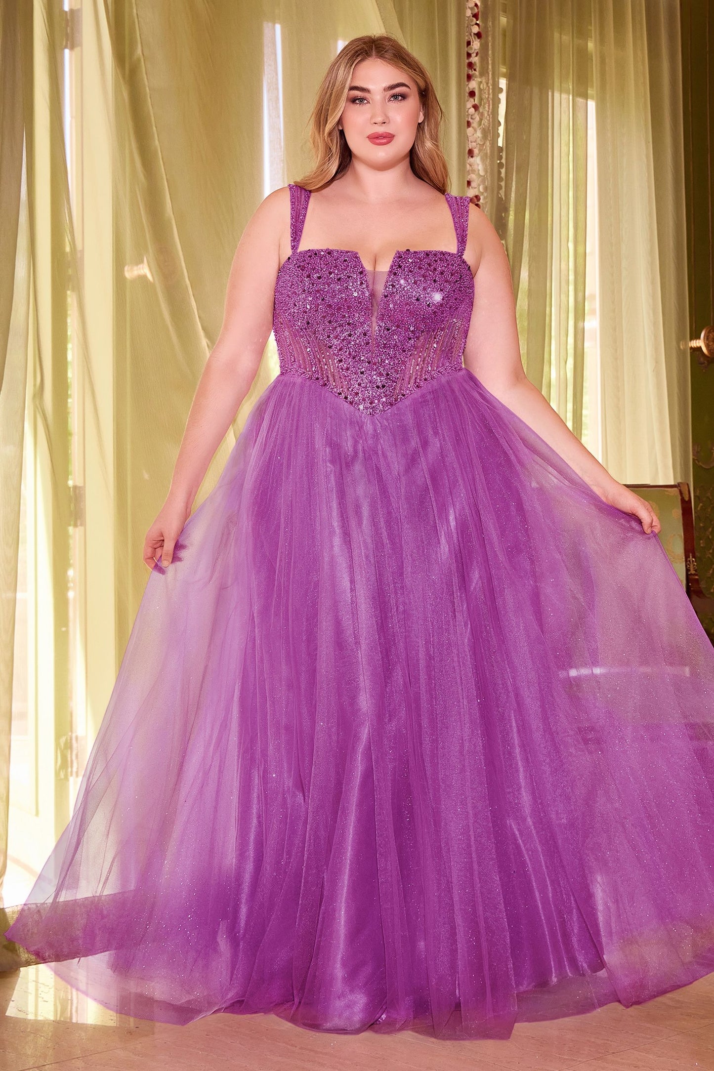 Mágico vestido corte A con el corpiño adornado con lentejuelas y pedrería y la falda de tul con purpurina