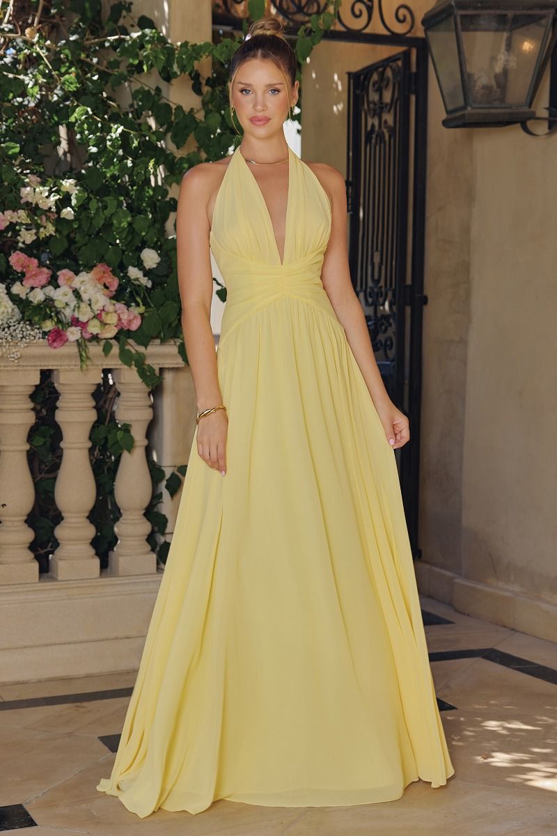 Vestido de gasa, diseñado con un favorecedor escote halter y delicados fruncidos en el corpiño, falda amplia en línea A y lazo en la espalda