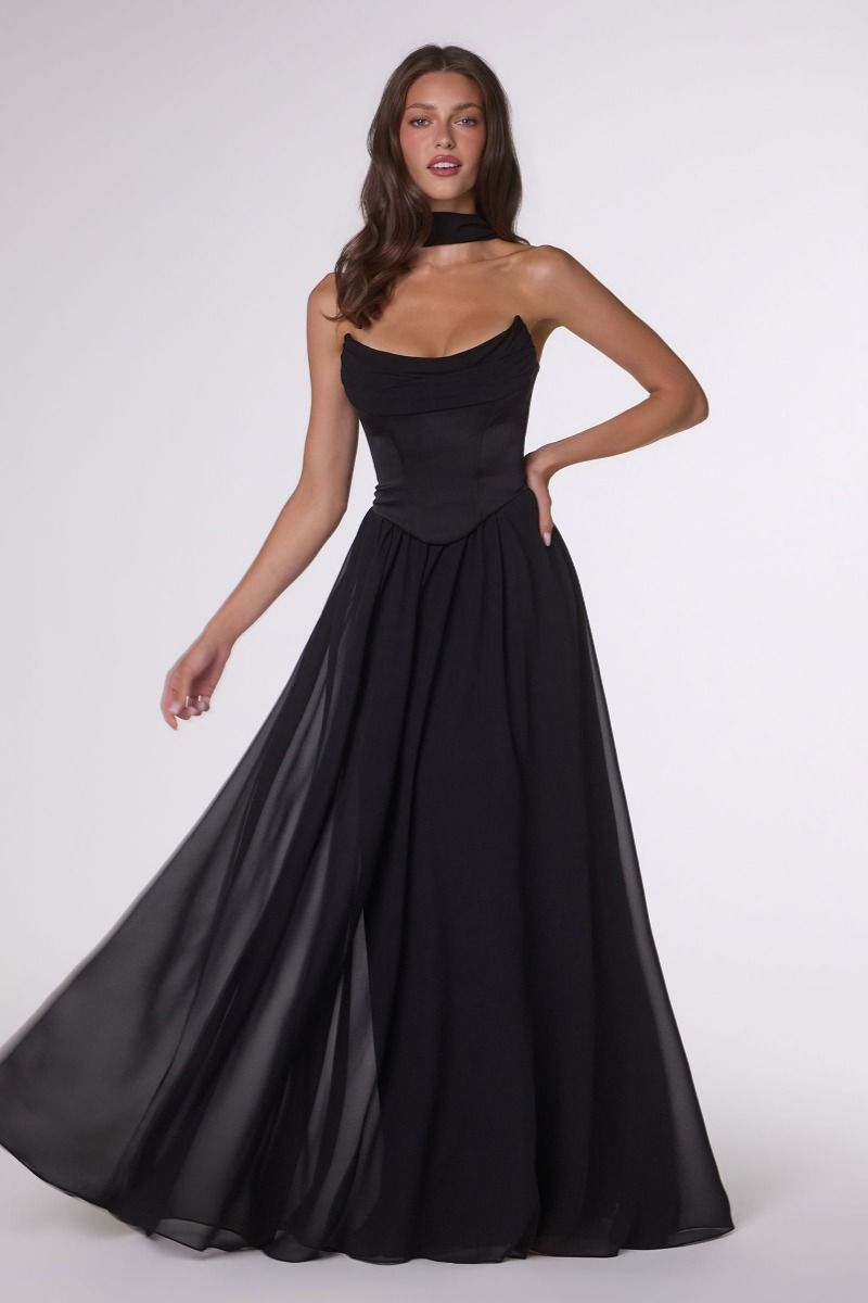 Vestido diseñado con un corpiño estructurado de satén y una falda vaporosa de gasa,y delicado drapeado de gasa en el busto