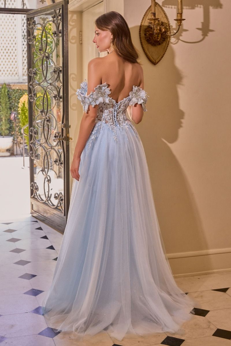 Inolvidable vestido de corte en A adornado con bordados florales, lentejuelas brillantes y aplicaciones con relieve y una falda de tul con destellos