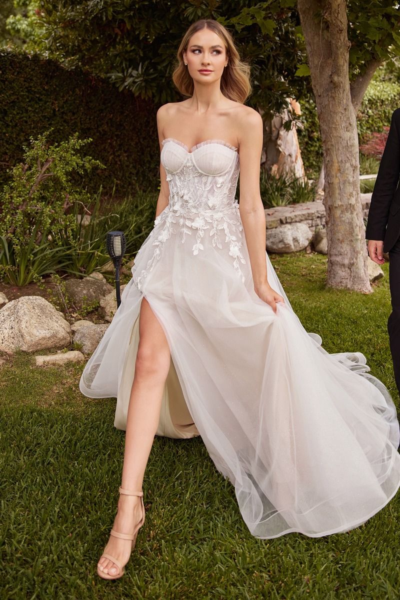 Vestido de novia de corte A confeccionado con una delicada tela de tul ,corpiño sin tirantes con escote en forma de corazón , corpiño transparente y su diseño de tul plisado , guantes de tul removibles