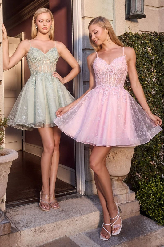 Vestido corto de corte en A presenta un cuerpo bordado con motivos florales, corsé con transparencias y delicados tirantes finos