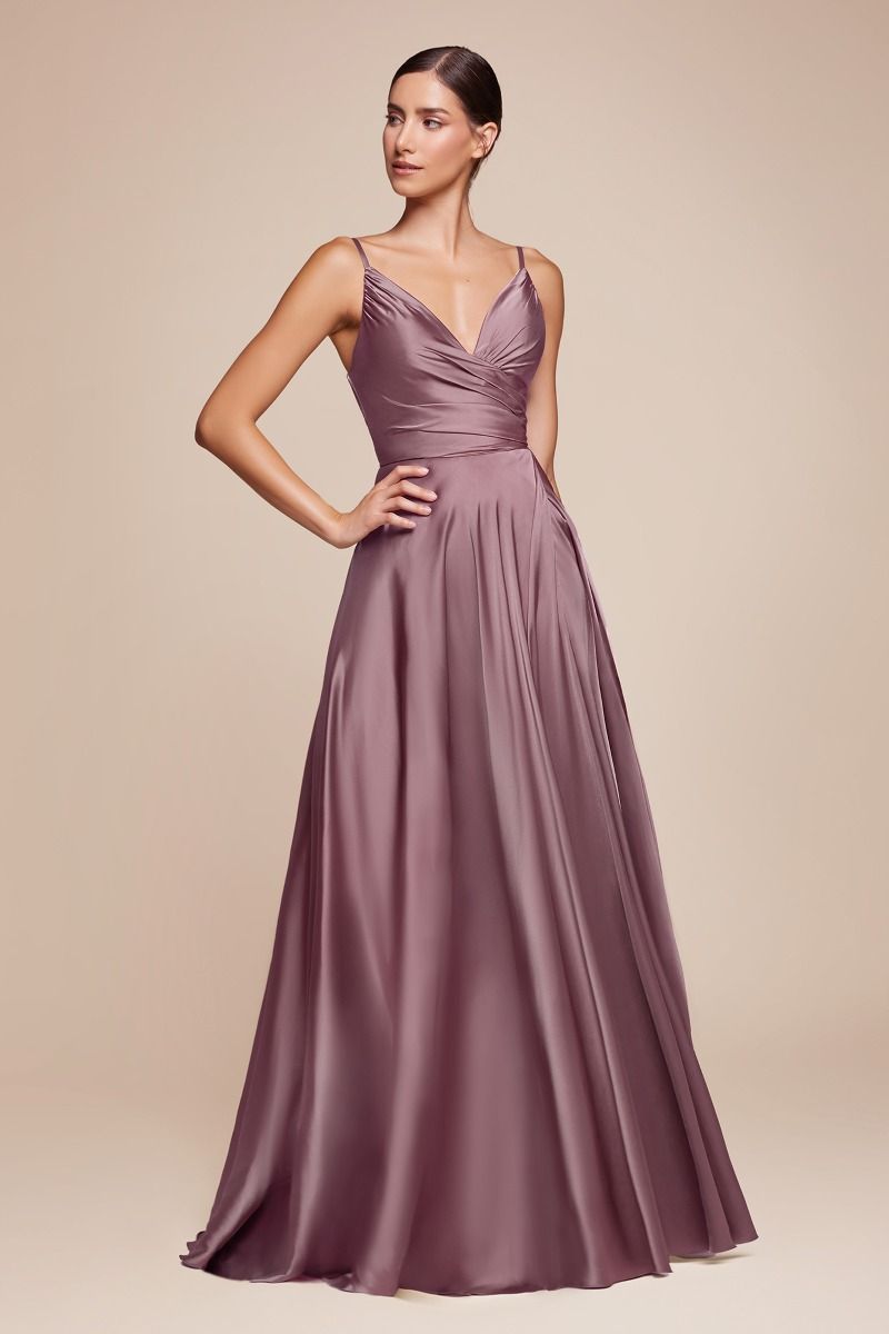 Clásico vestido satinado con escote en forma de corazón de falda fluida y una elegante abertura en pierna