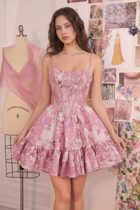 Encantador minivestido corpiño estructurado tipo corsé y la voluminosa falda de volantes y tirantes desmontables
