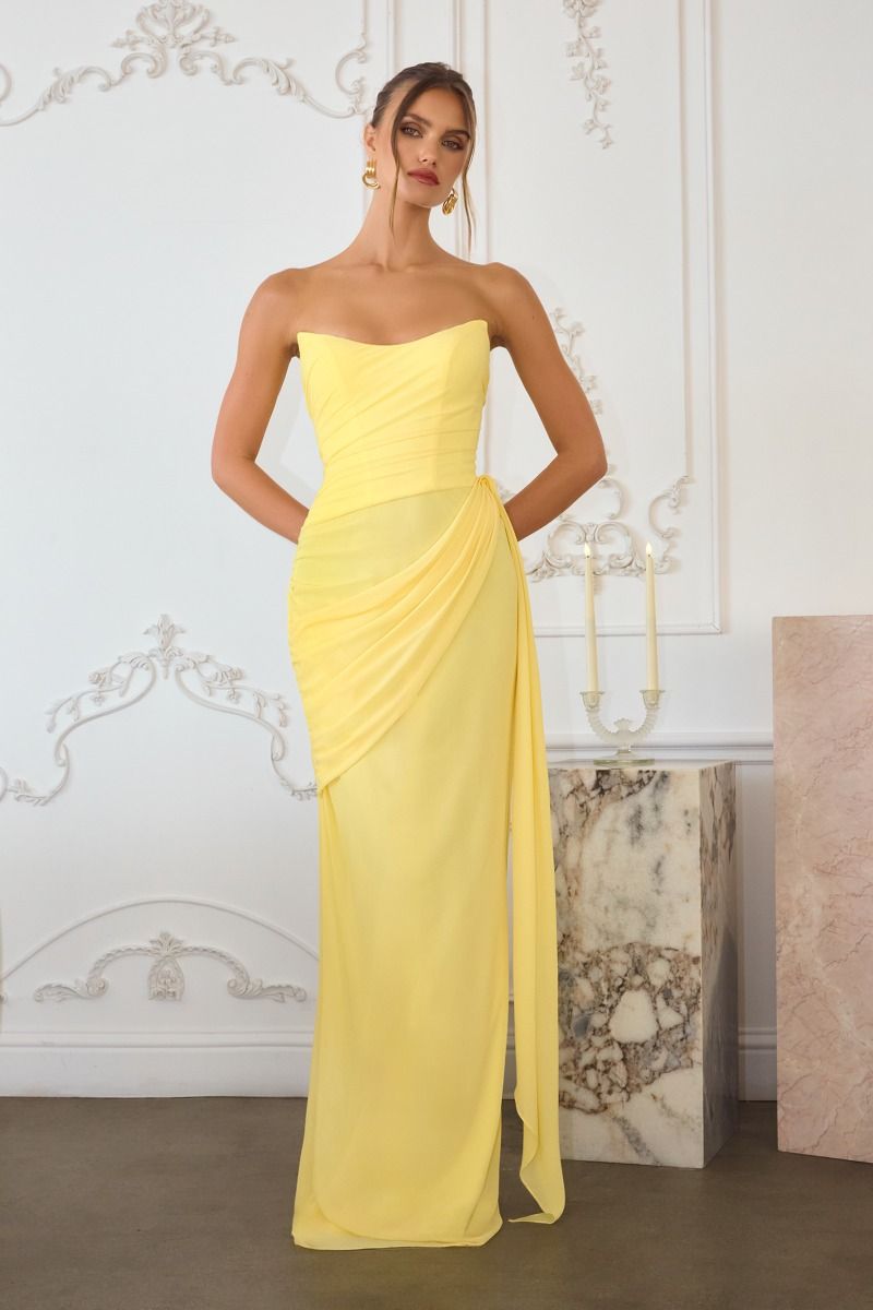 Vestido de gasa, diseñado con un elegante escote y un suave drapeado , detalles fruncidos definen la cintura y una faja lateral en cascada
