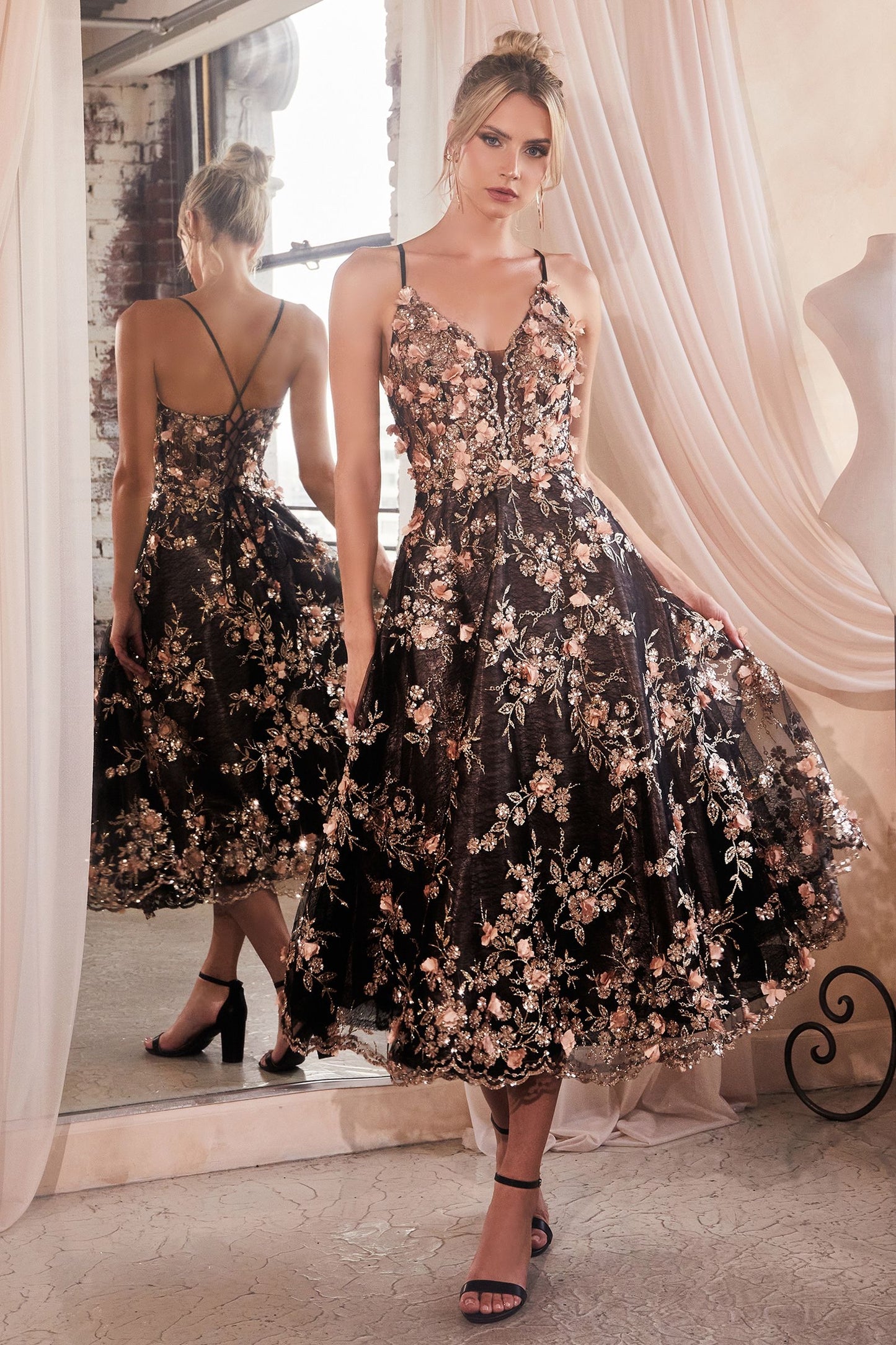 Delicado vestido corto con apliques florales de Tirantes y escote V