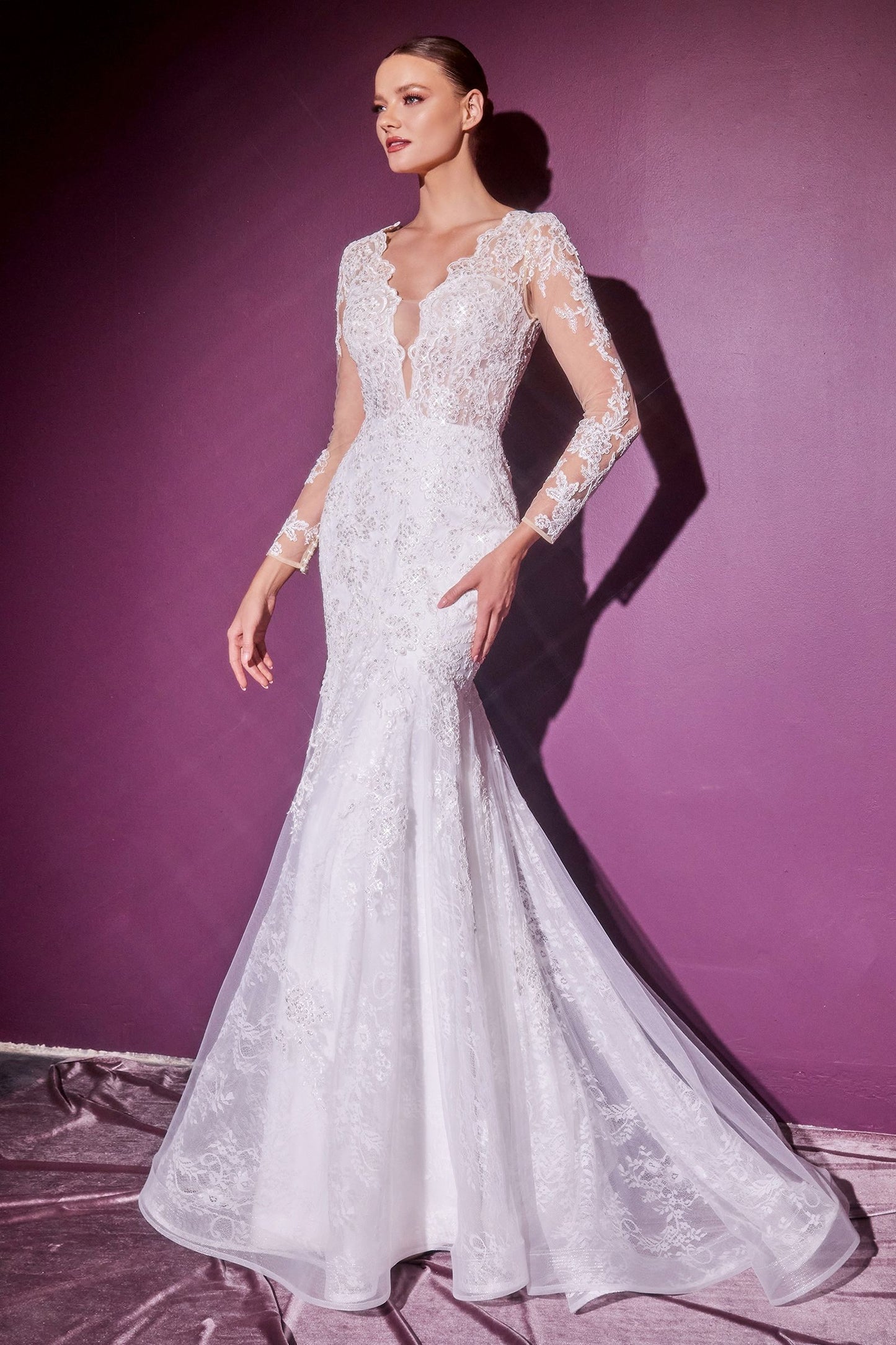 Vestido de novia confeccionado con capas de tul y encaje chantilly bordados y aplicados con flores y lentejuelas brillantes ,escote pronunciado y su diseño en forma de cerradura en la espalda.