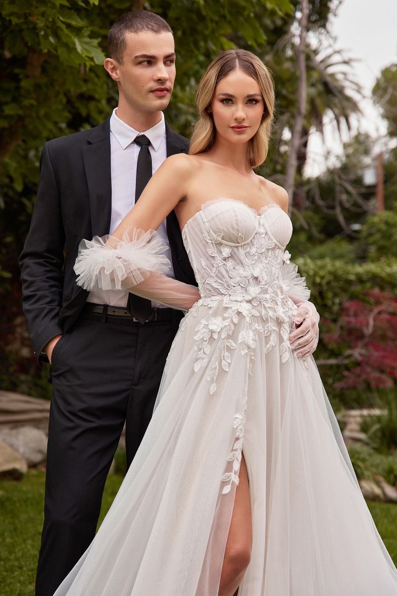 Vestido de novia de corte A confeccionado con una delicada tela de tul ,corpiño sin tirantes con escote en forma de corazón , corpiño transparente y su diseño de tul plisado , guantes de tul removibles