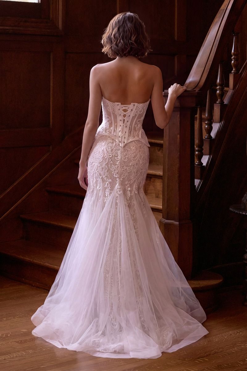 Vestido largo estilo sirena de novia , confeccionado en tul con delicados bordados de encaje, pedrería y lentejuelas que aportan brillo y elegancia. Presenta un corset estructurado con varillas visibles, escote strapless ligeramente curvo y termin