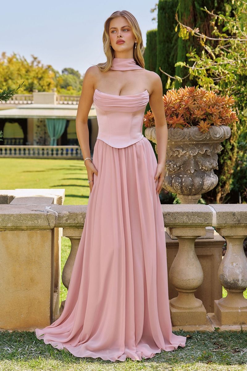 Vestido diseñado con un corpiño estructurado de satén y una falda vaporosa de gasa,y delicado drapeado de gasa en el busto